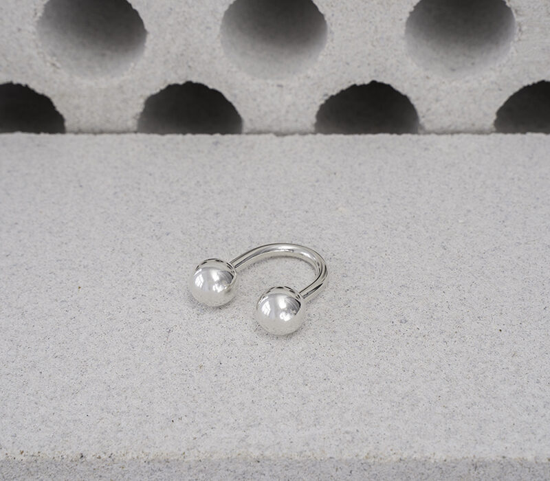 Antony schmuck Access All areas Ring mit zwei Kugeln in Silber