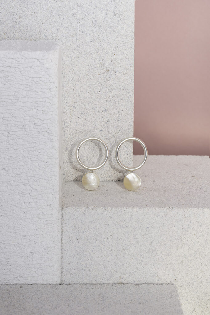 Antony schmuck Access All areas minimalistischer Ohrschmuck in Silber mit Perlmutt