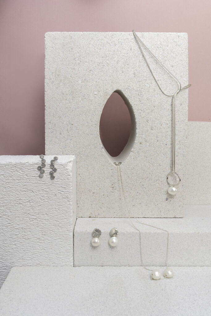 Antony schmuck Access All areas Arrangement aus Kette, Ohrsteckern Silber mit Süßwasserperlen