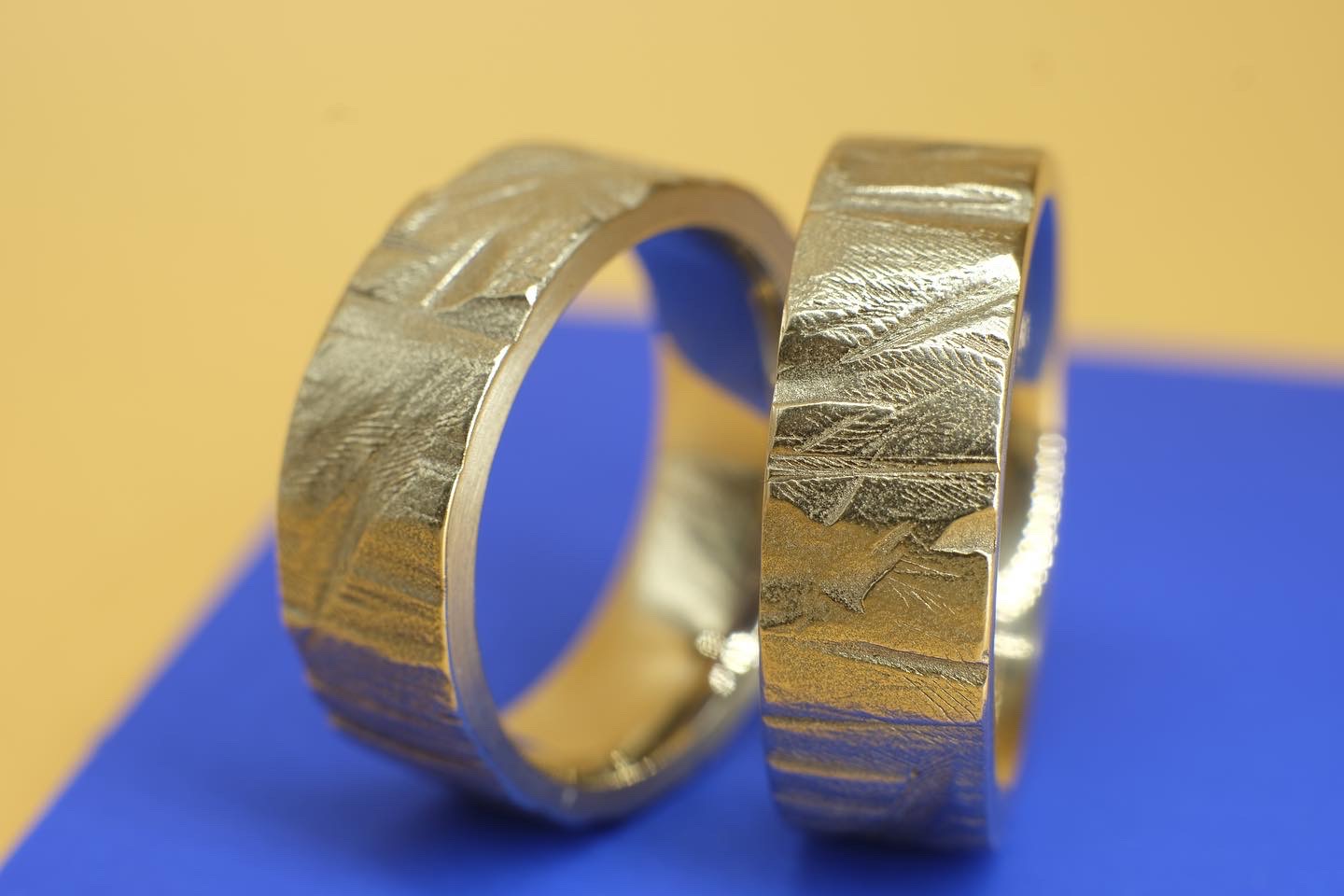 Trauringe in 585/- Palladiumweißgold bzw. Graugold.