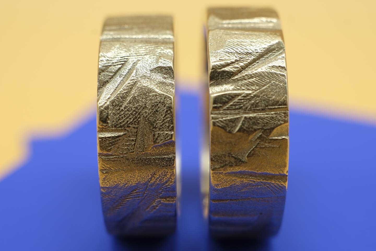 Von vorn, Trauringe in 585/- Palladiumweißgold bzw. Graugold.