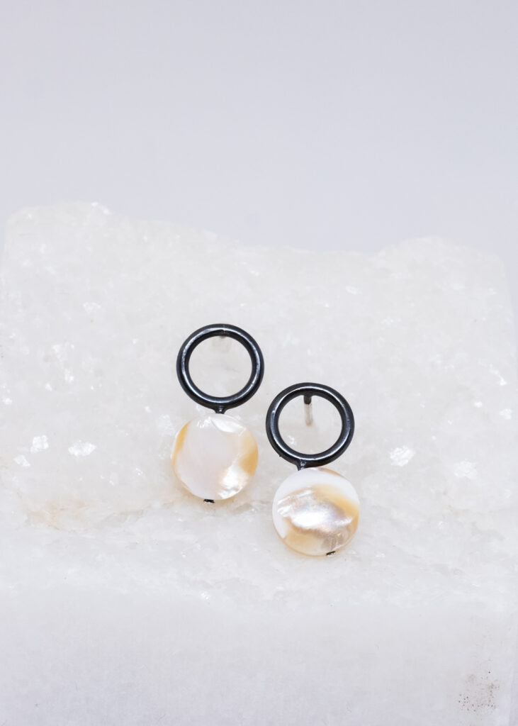 geschwärzte Silber Ohrstecker mit Perlmutt Circles