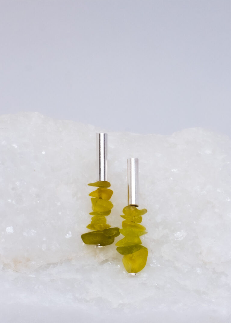 Ohrstecker mit grünem Serpentin Stein, beweglich